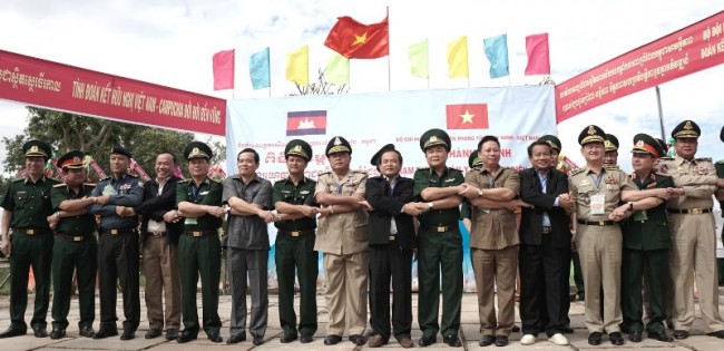 Thắt chặt tình đoàn kết hữu nghị giữa hai nước Việt Nam-Campuchia.
