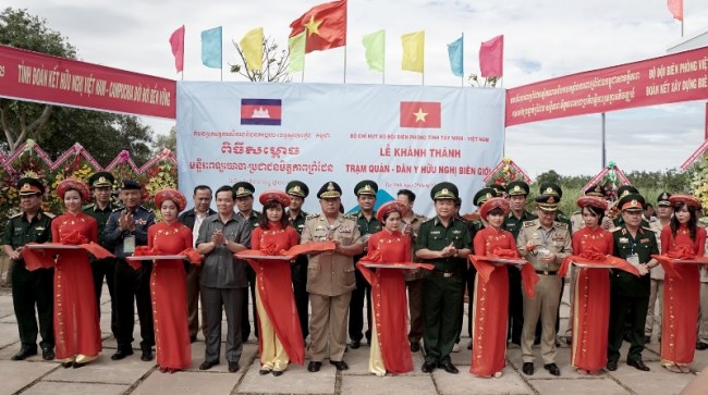 Lãnh đạo các đơn vị hai nước cắt băng khánh thành Trạm y tế quân dân y hữu nghị biên giới Việt Nam – Campuchia.