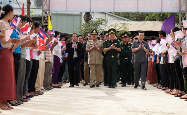 Nhân dân khu vực biên giới Việt Nam-Campuchia đón chào lãnh đạo các địa phương, đơn vị hai nước trong buổi lễ khánh thành Trạm Quân dân y hữu nghị biên giới.