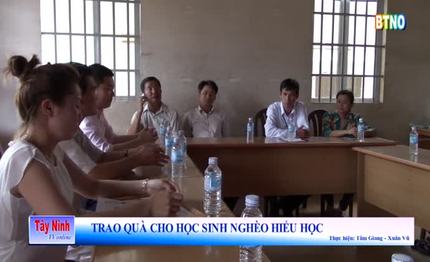 [Video] Trao quà cho học sinh nghèo hiếu học