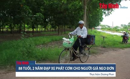 Cụ ông 88 tuổi, 2 năm đạp xe phát cơm miễn phí cho người già neo đơn