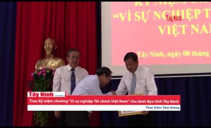 Trao Kỷ niệm chương “Vì sự nghiệp Tài chính Việt Nam” cho lãnh đạo tỉnh Tây Ninh