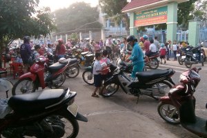 Bất an vì buôn bán hàng rong trước cổng trường
