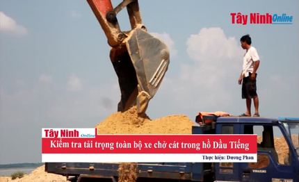 Kiểm tra tải trọng toàn bộ xe chở cát trong hồ Dầu Tiếng