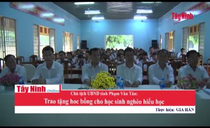 Chủ tịch UBND tỉnh Phạm Văn Tân trao tặng hoc bổng cho học sinh nghèo hiếu học huyện Châu Thành