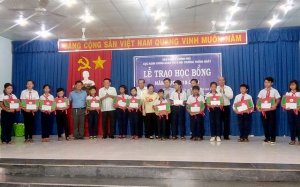 Phó Thủ tướng Trương Hoà Bình: Tặng quà cho học sinh nghèo, giáo viên có hoàn cảnh khó khăn và gia đình chính sách