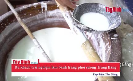 Du khách trải nghiệm làm bánh tráng phơi sương Trảng Bàng