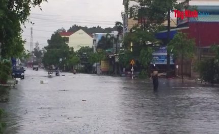 Mưa lớn gây ngập nhiều nơi, nước ngập tới gối