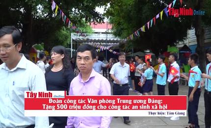 Đoàn công tác Văn phòng Trung ương Đảng: Tặng 500 triệu đồng hỗ trợ cho công tác an sinh xã hội tỉnh