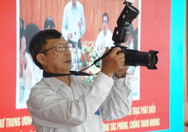 Nghệ sĩ nhiếp ảnh Việt Nam Đỗ Thành Nhân là một trong hai Nghệ sĩ nhiếp ảnh Việt Nam lần đầu tiên được Ban Tuyên giáo Tỉnh ủy mời đến phục vụ công tác chụp ảnh cho Đại hội.