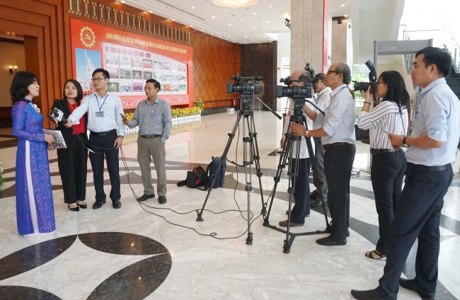 Đội ngũ phóng viên Báo, Đài Tây Ninh phỏng vấn lãnh đạo Ban Tuyên giáo Tỉnh ủy để cung cấp nhanh thông tin về công tác tổ chức tuyên truyền Đại hội.
