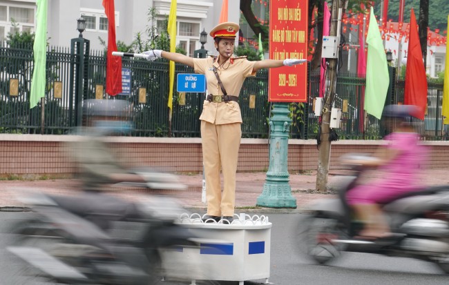 Tăng cường điều khiển giao thông tại giao lộ Lê Lợi- Nguyễn Thái Học, nhằm đảm bảo giao thông quanh khu vực diễn ra Đại hội.
