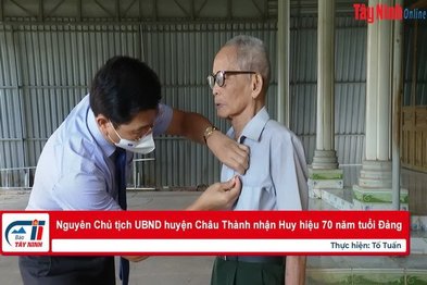 Nguyên Chủ tịch UBND huyện Châu Thành nhận Huy hiệu 70 năm tuổi Đảng