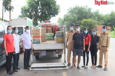 Báo Tây Ninh: Tặng quà hỗ trợ huyện Dương Minh Châu