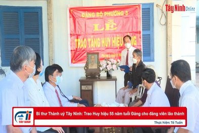 Bí thư Thành uỷ Tây Ninh: Trao Huy hiệu 55 năm tuổi Đảng cho đảng viên lão thành