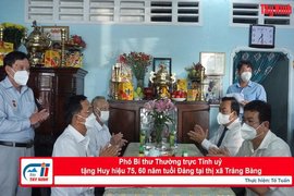 Phó Bí thư Thường trực Tỉnh uỷ tặng Huy hiệu 75, 60 năm tuổi Đảng tại thị xã Trảng Bàng
