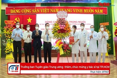 Trưởng ban Tuyên giáo Trung ương  thăm, chúc mừng y bác sĩ tại TP.HCM