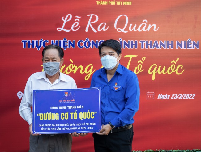 Bí thư Thành đoàn Tây Ninh trao bảng tượng trưng công trình thanh niên “Đường cờ Tổ quốc” cho đại diện Ban quản lý khu phố 2, phường 3.