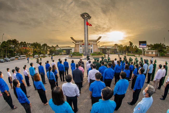 Lễ chào cờ tại cửa khẩu quốc tế Mộc Bài, gần cột mốc 171.