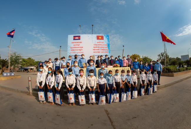 Hội LHTN thành phố Hồ Chí Minh trao tặng 30 phần quà và học bổng cho các em học sinh khó khăn thuộc địa bàn giáp biên.