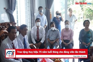 Trao tặng Huy hiệu 75 năm tuổi Đảng cho đảng viên lão thành