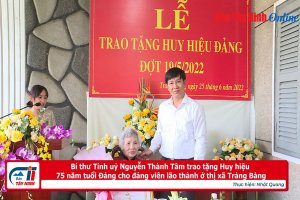 Bí thư Tỉnh uỷ Nguyễn Thành Tâm trao tặng Huy hiệu 75 năm tuổi Đảng cho đảng viên lão thành ở thị xã Trảng Bàng