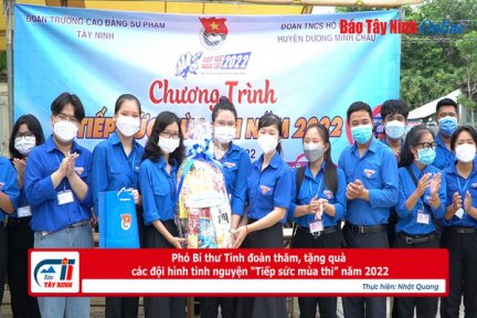 Phó Bí thư Tỉnh đoàn thăm, tặng quà các đội hình tình nguyện “Tiếp sức mùa thi” năm 2022