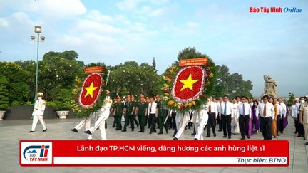 Lãnh đạo TP.HCM viếng, dâng hương các anh hùng liệt sĩ