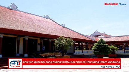 Chủ tịch Quốc hội dâng hương tại Khu lưu niệm cố Thủ tướng Phạm Văn Đồng