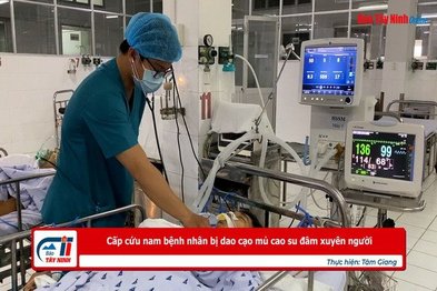 Cấp cứu nam bệnh nhân bị dao cạo mủ cao su đâm xuyên người