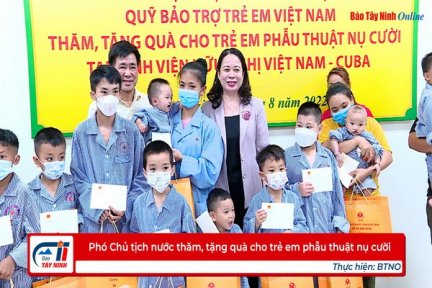 Phó Chủ tịch nước thăm, tặng quà cho trẻ em phẫu thuật nụ cười