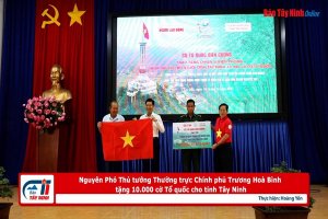 Nguyên Phó Thủ tướng Thường trực Chính phủ Trương Hoà Bình tặng 10.000 cờ Tổ quốc cho tỉnh Tây Ninh