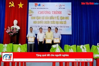 Tặng quà tết cho người nghèo