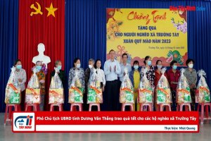 Phó Chủ tịch UBND tỉnh Dương Văn Thắng trao quà tết cho các hộ nghèo xã Trường Tây