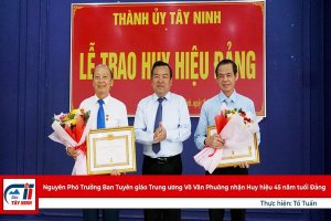 Nguyên Phó Trưởng Ban Tuyên giáo Trung ương Võ Văn Phuông nhận Huy hiệu 45 năm tuổi Đảng