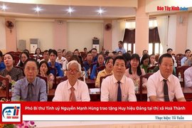 Phó Bí thư Tỉnh uỷ Nguyễn Mạnh Hùng trao tặng Huy hiệu Đảng tại thị xã Hoà Thành