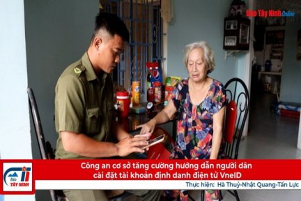 Công an cơ sở tăng cường hướng dẫn người dân cài đặt tài khoản định danh điện tử VneID