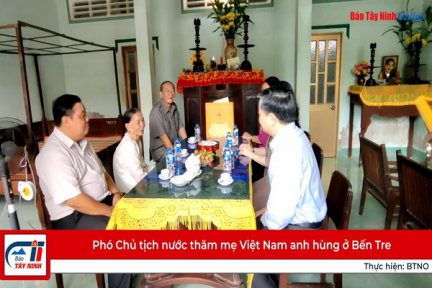 Phó Chủ tịch nước thăm mẹ Việt Nam anh hùng ở Bến Tre