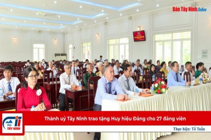 Thành uỷ Tây Ninh trao tặng Huy hiệu Đảng cho 27 đảng viên