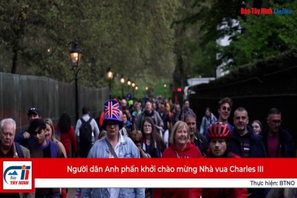 Người dân Anh phấn khởi chào mừng Nhà vua Charles III