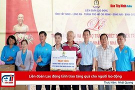 Liên đoàn Lao động tỉnh trao tặng quà cho người lao động