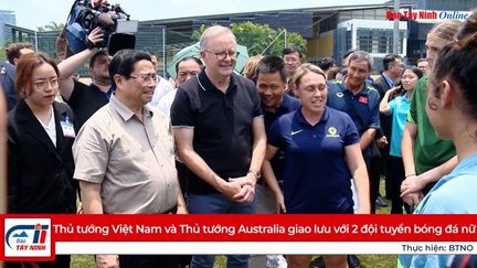 Thủ tướng Việt Nam và Thủ tướng Australia giao lưu với 2 đội tuyển bóng đá nữ