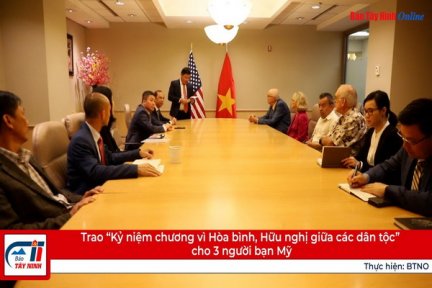 Trao “Kỷ niệm chương vì Hòa bình, Hữu nghị giữa các dân tộc” cho 3 người bạn Mỹ