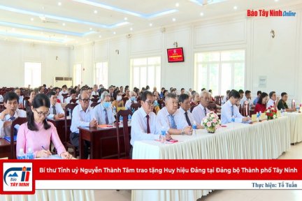 Bí thư Tỉnh uỷ Nguyễn Thành Tâm trao tặng Huy hiệu Đảng tại Đảng bộ Thành phố Tây Ninh