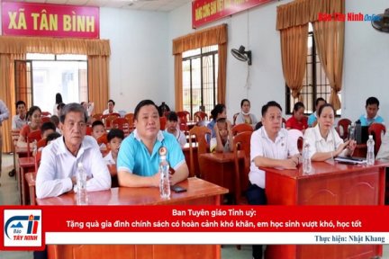 Ban Tuyên giáo Tỉnh uỷ: Tặng quà gia đình chính sách có hoàn cảnh khó khăn, em học sinh vượt khó, học tốt