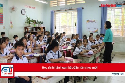 Học sinh hân hoan bắt đầu năm học mới