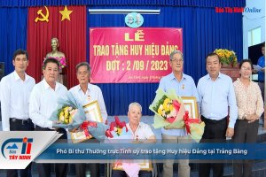 Phó Bí thư Thường trực Tỉnh uỷ trao tặng Huy hiệu Đảng tại Trảng Bàng