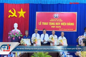 Phó Bí thư Thường trực Tỉnh uỷ trao tặng Huy hiệu Đảng tại Đảng bộ Thành phố Tây Ninh