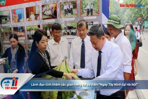 Lãnh đạo tỉnh thăm các gian hàng tại sự kiện “Ngày Tây Ninh tại Hà Nội”
