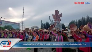 Hơn 1.000 phụ nữ Bến Tre đồng diễn áo bà ba truyền thống Bến Tre